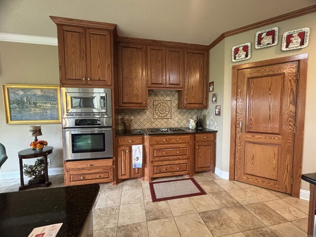 22 Alta Way, Hot Springs Village, AR 71909 - kitchen featuring stainless steel appliances, crown molding, decorative backsplash, dark countertops, and baseboards
