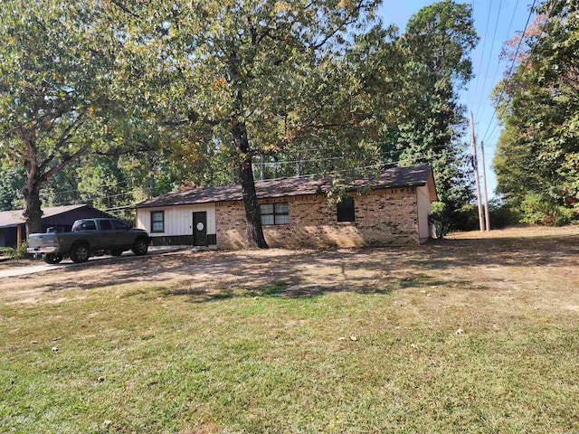 view of front of house featuring a front lawn