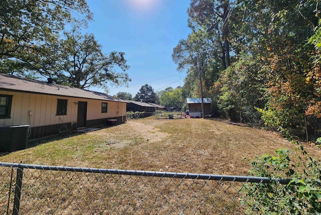 view of yard with an outbuilding