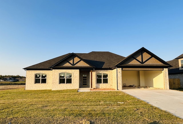 view of front of property with a front lawn