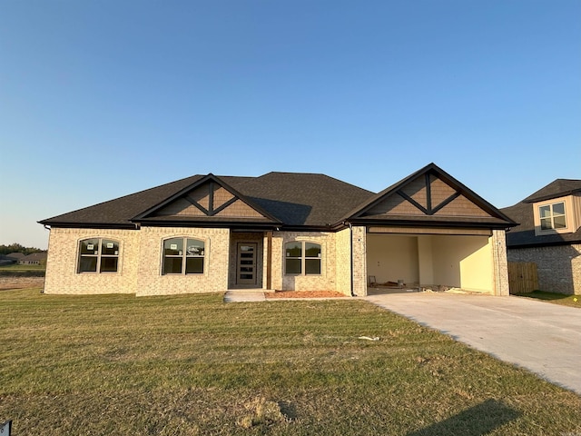 craftsman house featuring a front lawn