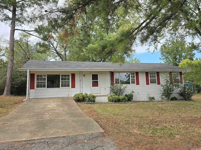 ranch-style home with a front yard