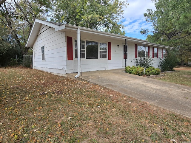 ranch-style house with a front yard