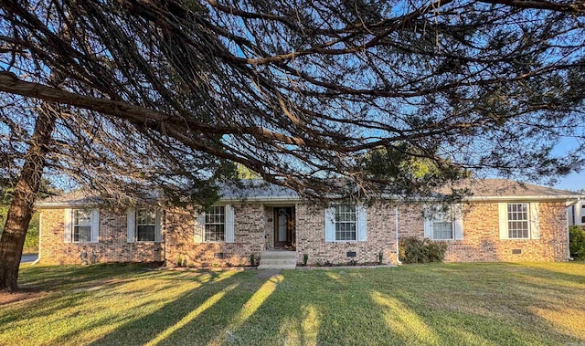 ranch-style home featuring a front lawn