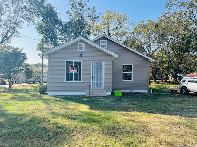 bungalow featuring a front yard