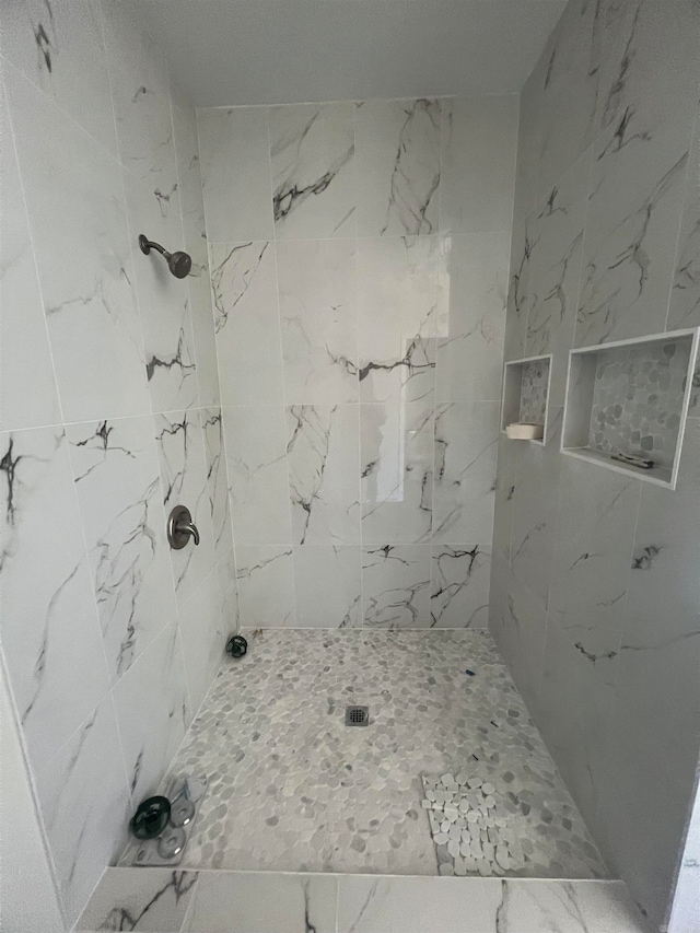 bathroom featuring a tile shower