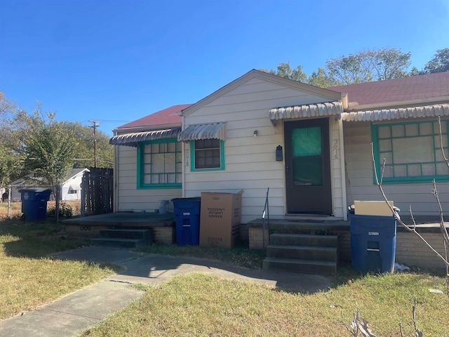 view of front of house with a front yard