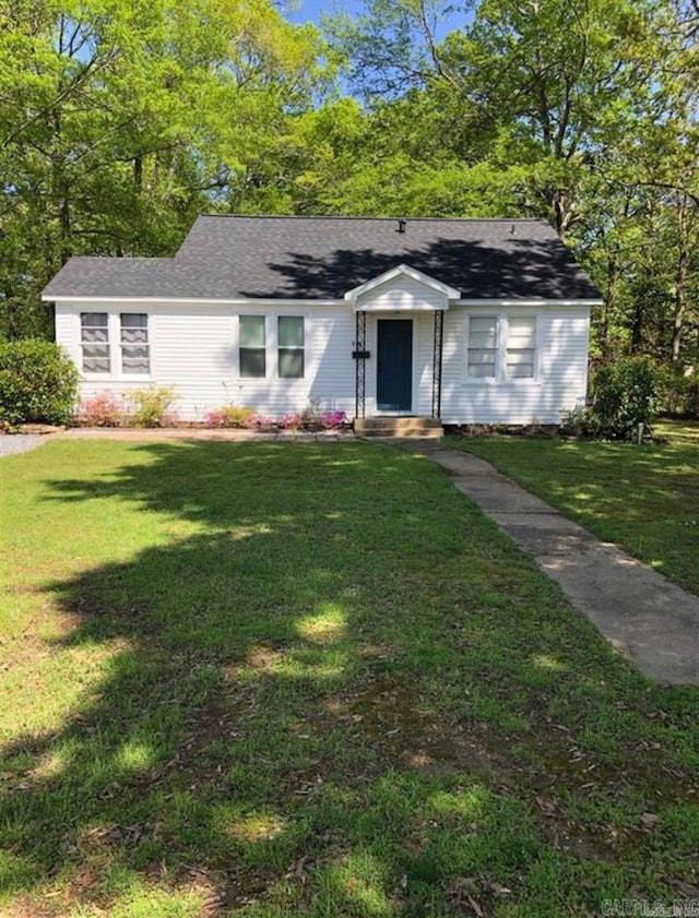 ranch-style home featuring a front lawn