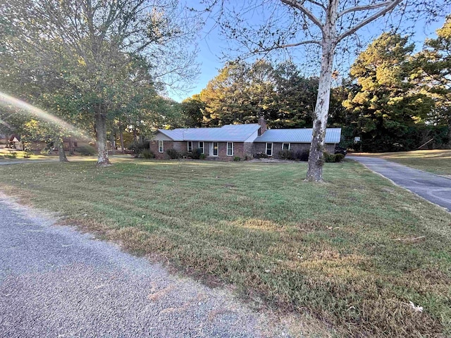 single story home featuring a front yard