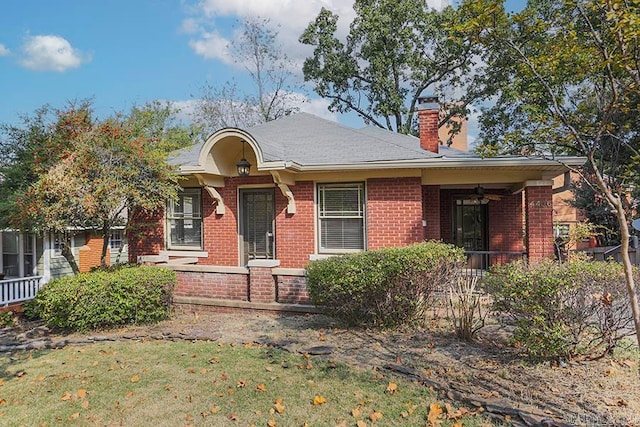 view of front facade featuring a front lawn