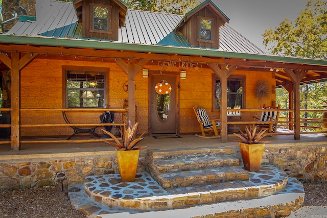 entrance to property featuring covered porch