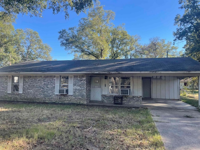 single story home with a carport