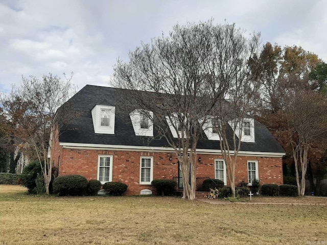 view of front of property featuring a front lawn