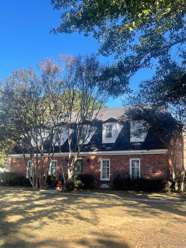 view of front of property with a front yard