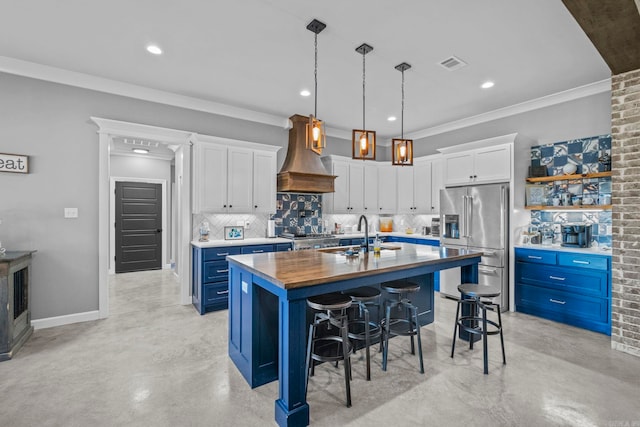 kitchen featuring an island with sink, a breakfast bar, white cabinetry, blue cabinetry, and sink