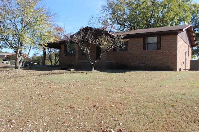 view of front facade with a front yard and central AC