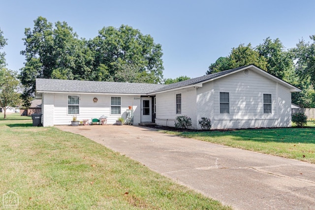 ranch-style home featuring a front lawn