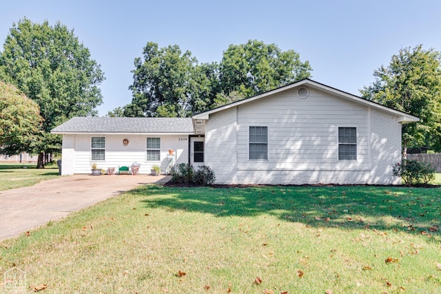 single story home with a front yard