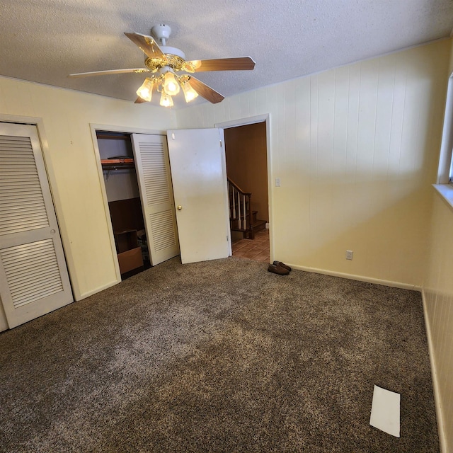 unfurnished bedroom featuring ceiling fan, a textured ceiling, and carpet floors