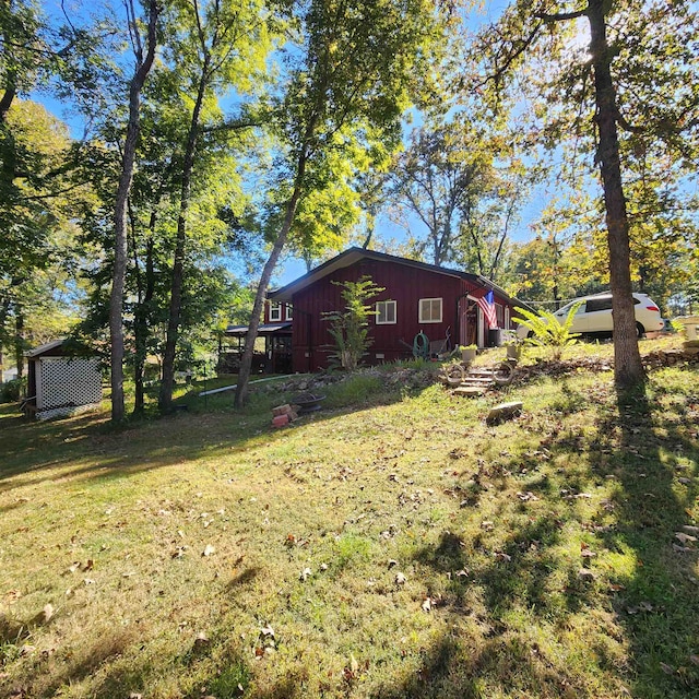 view of yard with an outdoor structure