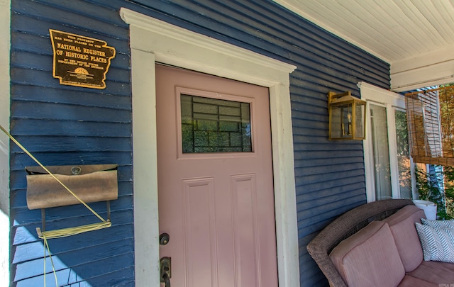 property entrance featuring a porch