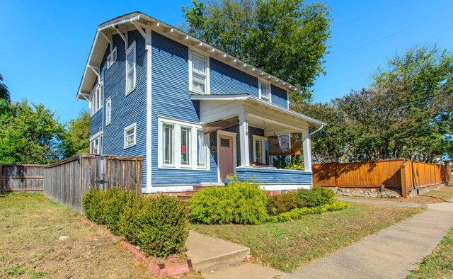 view of front of house with covered porch and a front yard