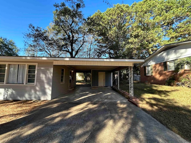 view of front of house with a carport and a front yard