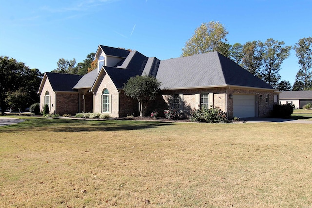 view of front of property featuring a front yard and a garage