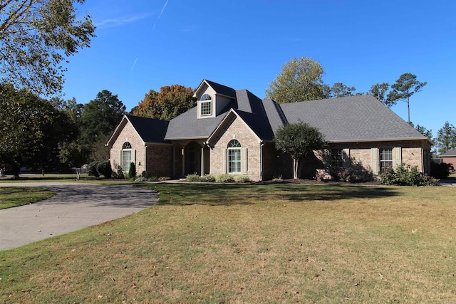 view of front of property featuring a front lawn