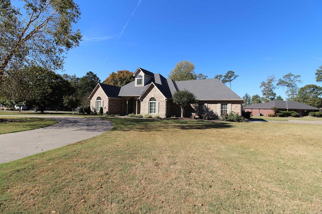 view of front facade with a front lawn