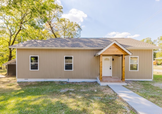 single story home with a front lawn