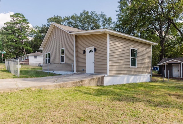 view of front of property with a front lawn