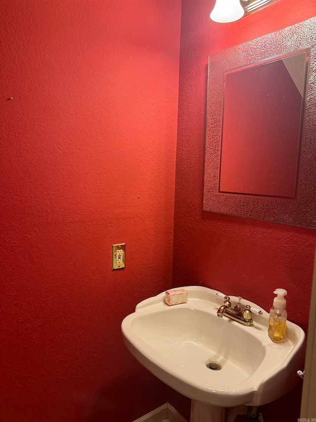 bathroom featuring sink