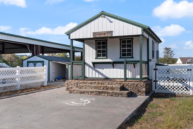 view of front of home featuring an outbuilding