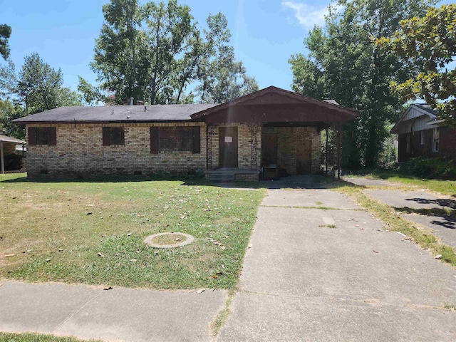 ranch-style house featuring a front yard