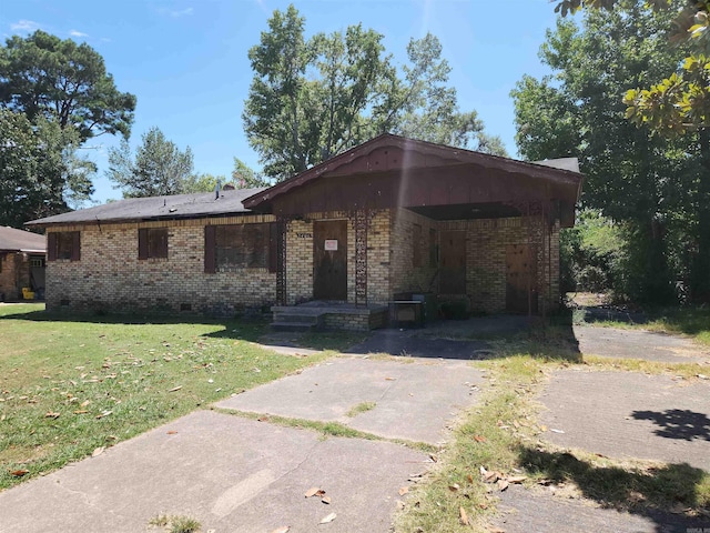 view of front facade with a front yard