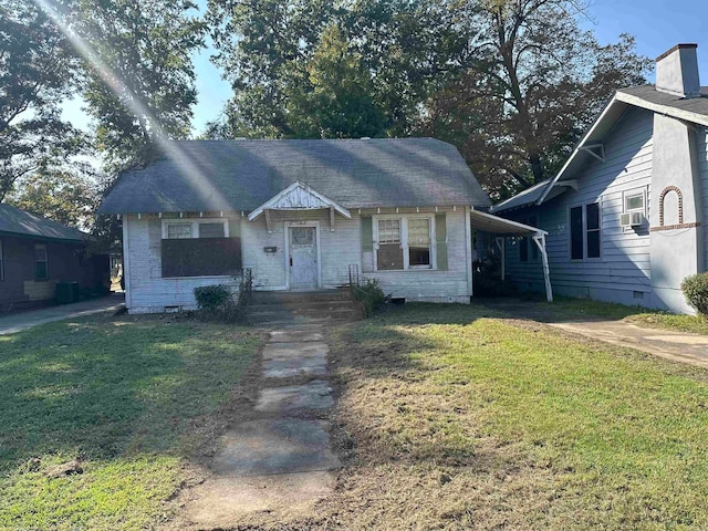 bungalow-style house featuring a front lawn