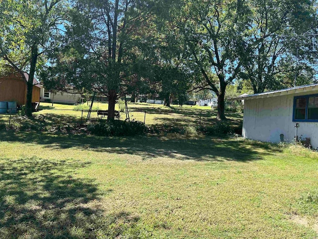 view of yard featuring a shed