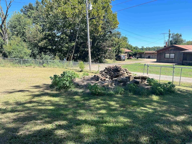 view of yard with an outbuilding