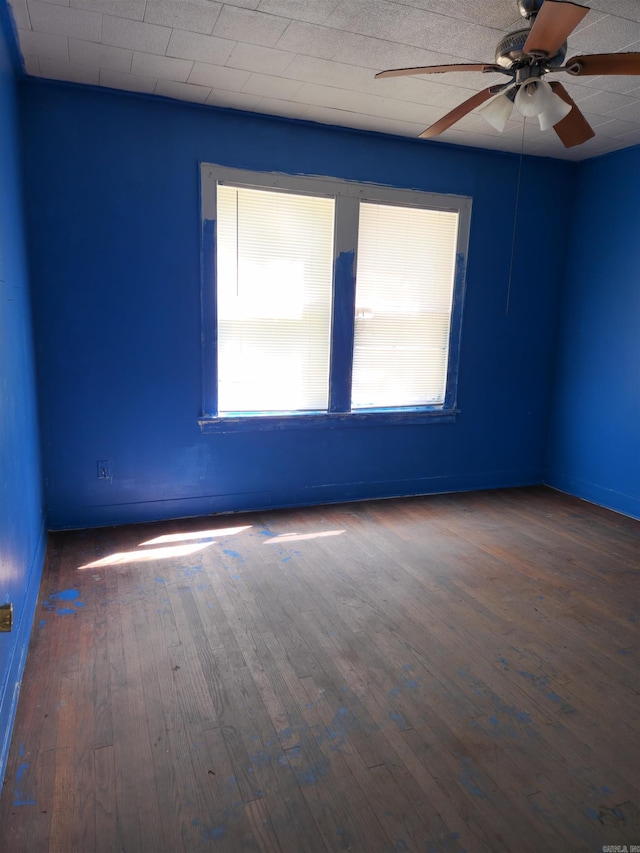 unfurnished room with dark wood-type flooring and ceiling fan