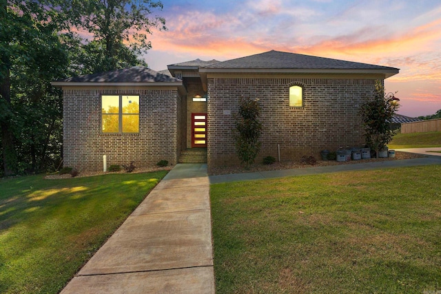 view of front of property featuring a yard