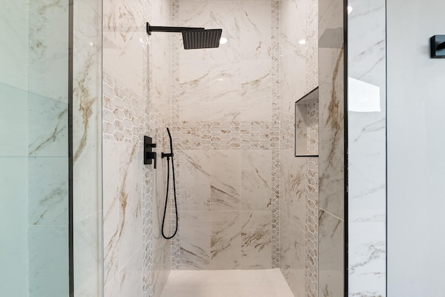 bathroom featuring a tile shower