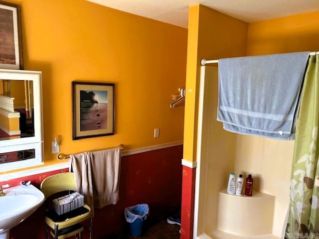 bathroom featuring sink and a shower with curtain