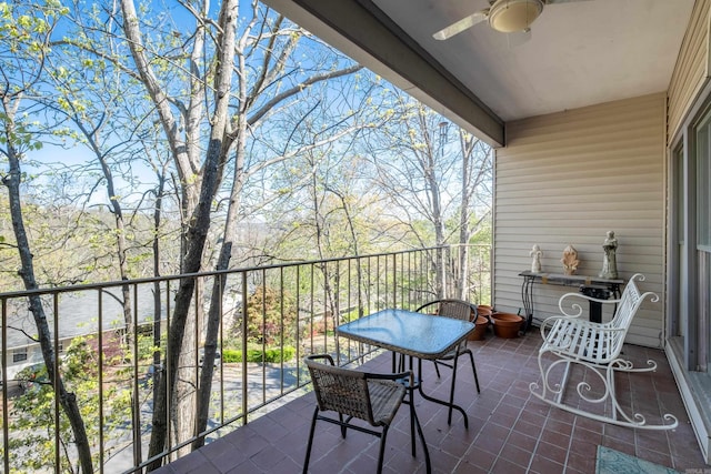 balcony featuring ceiling fan