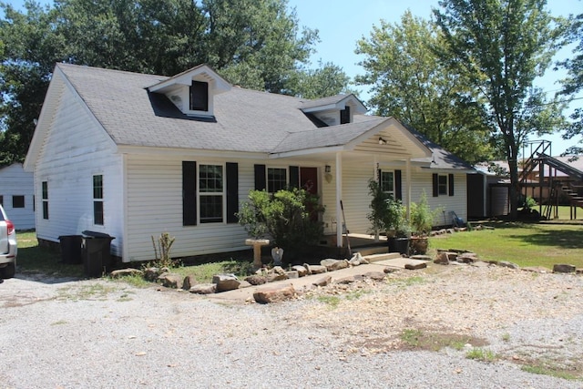 cape cod house featuring a front lawn