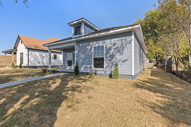 view of front facade featuring a front lawn