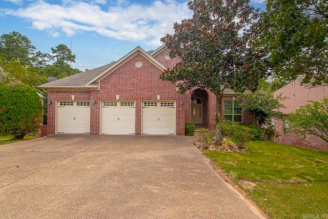 view of front of house featuring a front lawn and a garage