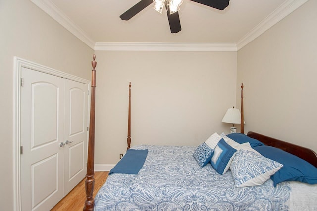 bedroom featuring crown molding, wood-type flooring, a closet, and ceiling fan