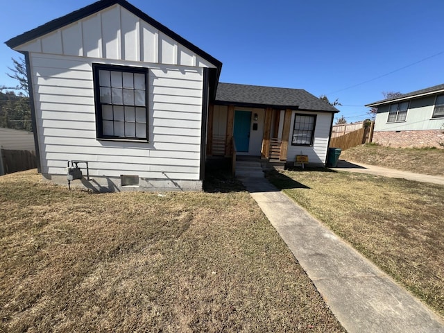 view of front of house with a front lawn