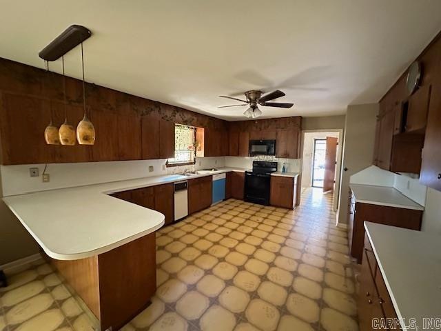 kitchen with kitchen peninsula, ceiling fan, a kitchen breakfast bar, black appliances, and decorative light fixtures